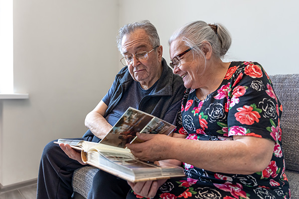 people looking at acorn 130 indoor and outdoor stairlifts